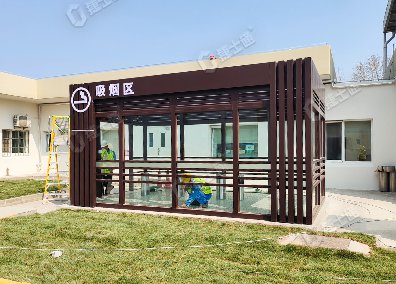 万彩网设计和生产的吸烟亭适用于工厂内部，为员工提供一个方便的吸烟场所