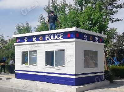万彩网生产的公园治安岗亭是专为繁华公园设计的，旨在提供一个安全、便捷的